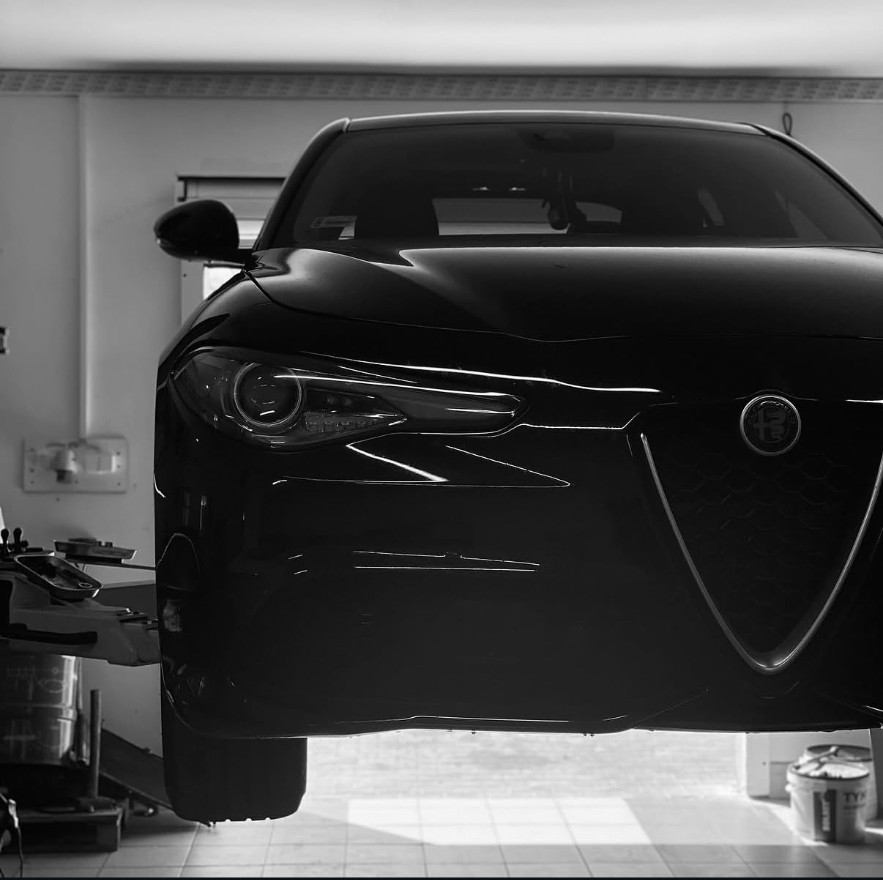 Alfa Romeo na podnośniku w MI-CARS Auto Serwis