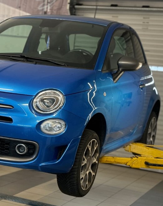 Niebieski Fiat 500 na podnośniku w MI-CARS Auto Serwis